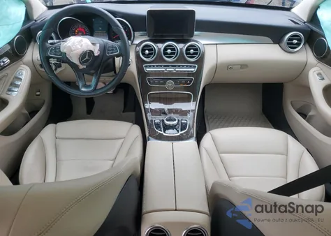 2017 Mercedes-Benz C 300 4Matic z USA, uszkodzony, nr VIN 55SWF4KB1HU230754